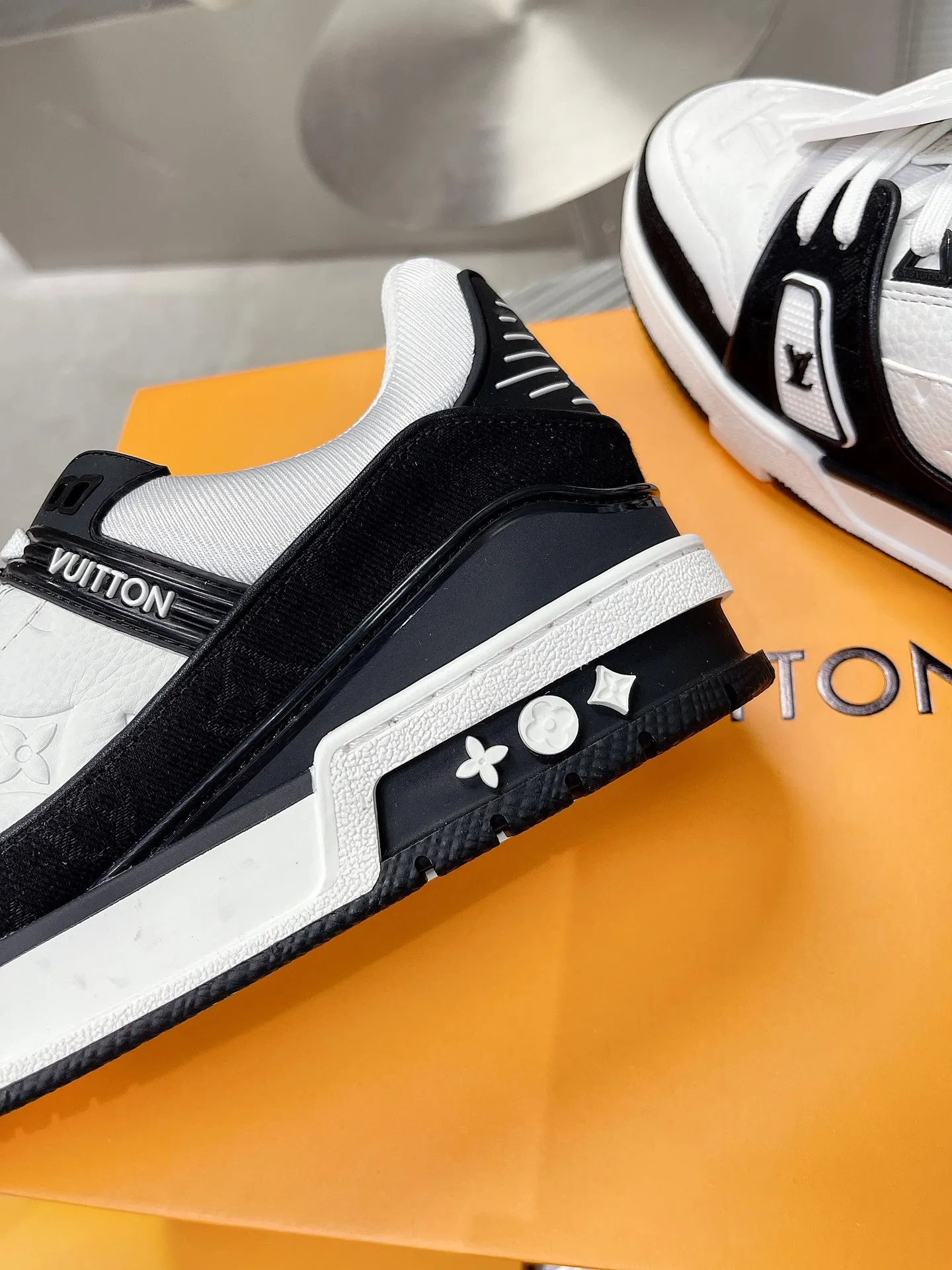 👟👟Ex-factory price 840👟👟The highest version on the Internet⚠️Feel free to compare! 2021🔥New model, purchase quality LV~Louis Vuitton by Virgin Abloh’s best-looking sneakers, Donkey Brand strongly recommends new products, official website limited edition retro basketball sneakers! Both high and low tops cost money to purchase 1:1 accurate replicas of the originals. The details are invincible, full of sincerity, imported custom-made original cowhide, the original package method is the same, the details are 100% restored, and the private model customized the original one-piece T👟👟factory price U outsole, which is different from other brands. Without the original version, this effect cannot be achieved! 35-45 (46 is custom-made and non-refundable) Some colors are available in women’s styles